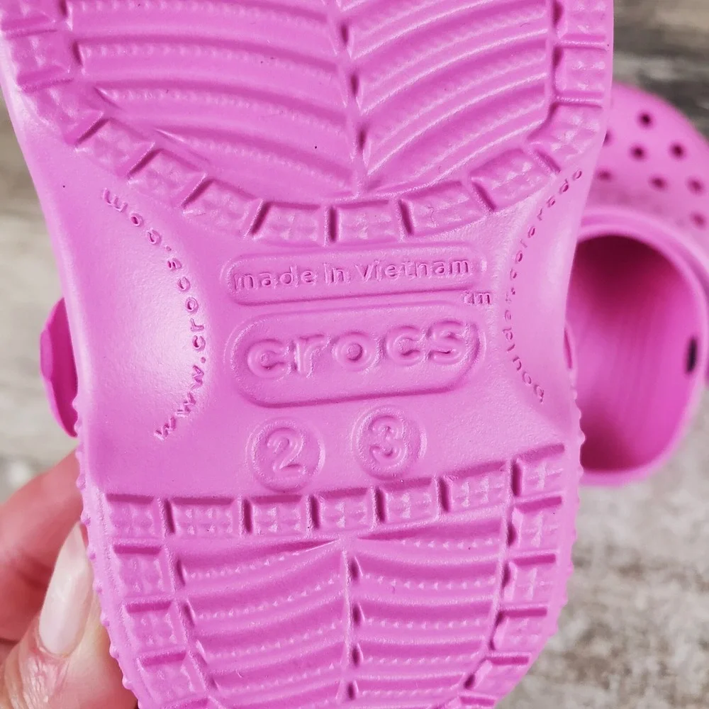 Crocs Classic Kids Clogs Sz 2 / 3 Pink Rubber Slip On Round Toe Slingback Shoe